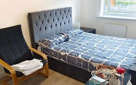Vishisamarth Com 8G 15 Min Walk To Coop, Arena, Etihad, City Centre, Cctv,Free Car Parking,Free Snacks, Lockbox,Hourly Let ,Luggage Storage, Fridge, Microwave,Fan, Late Night Checkin Anytime ,2Min Walk To Bus Stop