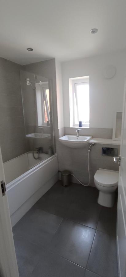 Vishisamarth H8: Convenient City Stay with Amenities Manchester Exterior photo